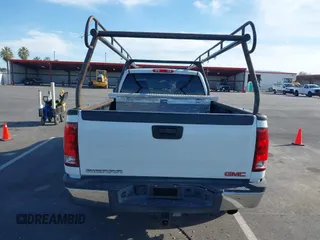 2011 GMC Sierra 2500HD Work Truck z VIN 1GT22ZCGXBZ155590, wystawiony jako IAAI lot #41712199 z przebiegiem 338 205 mil mil oraz . Historia ofert i sprzedaży dostępna na DreamBid. Obrazek 17.