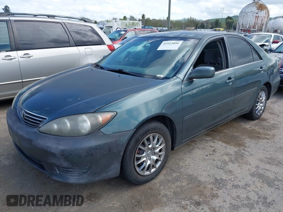 2005 Toyota Camry LE z VIN 4T1BE30K25U398675, wystawiony jako IAAI lot #41923096 z przebiegiem 174 453 mil mil oraz . Historia ofert i sprzedaży dostępna na DreamBid. Obrazek 2.