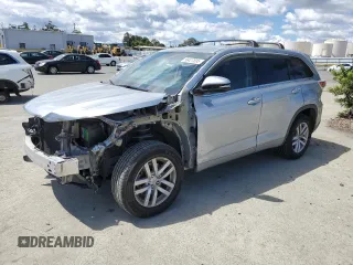 2015 Toyota Highlander LE z VIN 5TDZARFH4FS015323, wystawiony jako Copart lot #56427695 z przebiegiem 122 524 mil mil oraz Szkoda całkowita • Salvage title. Historia ofert i sprzedaży dostępna na DreamBid. Obrazek 1.