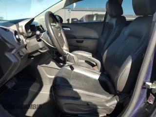 2016 Chevrolet Sonic LTZ z VIN 1G1JE6SB0G4135806, wystawiony jako Copart lot #81431844 z przebiegiem 126 908 mil mil oraz Czysty tytuł • Clean title. Historia ofert i sprzedaży dostępna na DreamBid. Obrazek 7.