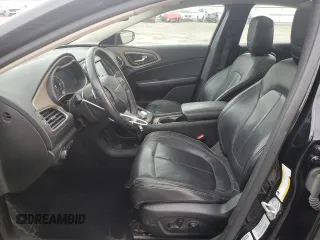 2015 Chrysler 200 C z VIN 1C3CCCEG6FN543638, wystawiony jako Copart lot #54553705 z przebiegiem 54 056 mil mil oraz Szkody całkowita. Historia ofert i sprzedaży dostępna na DreamBid. Obrazek 7.