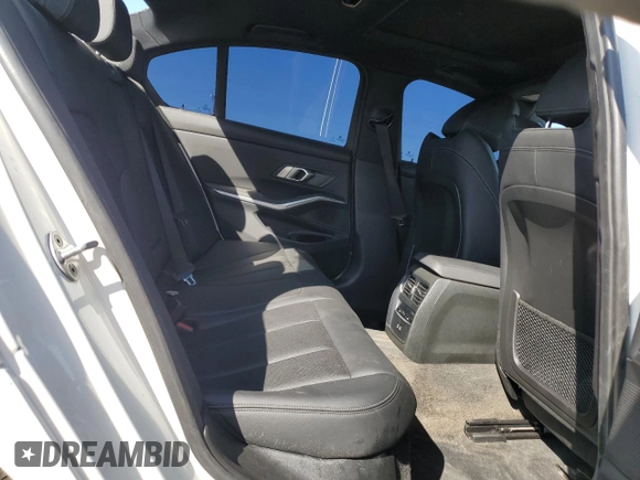 2023 BMW 3 Series 330i z VIN 3MW69FF08P8D73326, wystawiony jako Copart lot #57511995 z przebiegiem Nie podano mil oraz Czysty tytuł • Clean title. Historia ofert i sprzedaży dostępna na DreamBid. Obrazek 10.