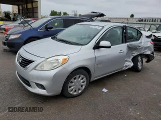 2012 Nissan Versa SV z VIN 3N1CN7AP5CL811483, wystawiony jako Copart lot #57032265 z przebiegiem 130 692 mil mil oraz Szkoda całkowita • Salvage title. Historia ofert i sprzedaży dostępna na DreamBid. Obrazek 1.
