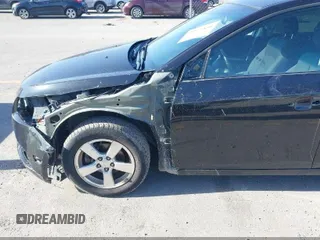 2014 Chevrolet Cruze 1LT z VIN 1G1PC5SB0E7324204, wystawiony jako IAAI lot #42194259 z przebiegiem 162 040 mil mil oraz . Historia ofert i sprzedaży dostępna na DreamBid. Obrazek 13.