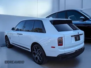2022 Rolls-Royce Cullinan Black Badge z VIN SLATV8C02NU2121XX, wystawiony jako Copart lot #49549395 z przebiegiem 5 245 mil mil oraz Czysty tytuł • Clean title. Historia ofert i sprzedaży dostępna na DreamBid. Obrazek 4.