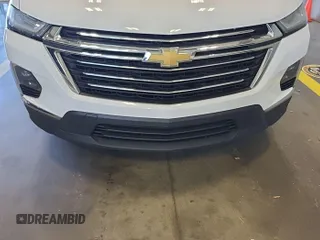 2022 Chevrolet Traverse LT Cloth z VIN 1GNERGKW6NJ151052, wystawiony jako IAAI lot #42454473 z przebiegiem 107 143 mil mil oraz . Historia ofert i sprzedaży dostępna na DreamBid. Obrazek 1.