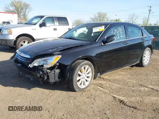 2011 Chrysler 200 Touring z VIN 1C3BC1FBXBN552307, wystawiony jako IAAI lot #42053190 z przebiegiem 162 138 mil mil oraz . Historia ofert i sprzedaży dostępna na DreamBid. Obrazek 2.
