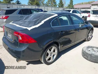 2013 Volvo S60 T5 Premier z VIN YV1612FSXD2176182, wystawiony jako IAAI lot #42238470 z przebiegiem 128 084 mil mil oraz . Historia ofert i sprzedaży dostępna na DreamBid. Obrazek 4.