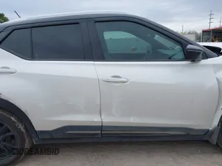 2020 Nissan Kicks SR z VIN 3N1CP5DV9LL494266, wystawiony jako IAAI lot #41699485 z przebiegiem 74 070 mil mil oraz . Historia ofert i sprzedaży dostępna na DreamBid. Obrazek 14.