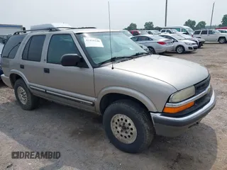 2001 Chevrolet Blazer LT z VIN 1GNDT13W212105490, wystawiony jako IAAI lot #42459348 z przebiegiem 202 311 mil mil oraz . Historia ofert i sprzedaży dostępna na DreamBid. Obrazek 1.