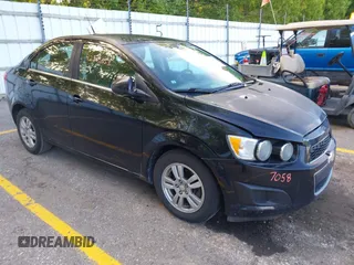 2012 Chevrolet Sonic LT z VIN 1G1JC5SH2C4108119, wystawiony jako IAAI lot #42317058 z przebiegiem 172 668 mil mil oraz . Historia ofert i sprzedaży dostępna na DreamBid. Obrazek 1.