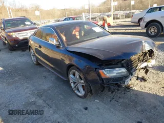 2012 Audi S5 Premium Plus z VIN WAUCVAFR1CA002572, wystawiony jako IAAI lot #41426628 z przebiegiem 125 422 mil mil oraz . Historia ofert i sprzedaży dostępna na DreamBid. Obrazek 1.