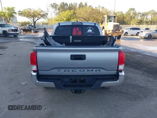2017 Toyota Tacoma SR5 z VIN 5TFAZ5CN3HX024083, wystawiony jako IAAI lot #41739213 z przebiegiem 111 226 mil mil oraz . Historia ofert i sprzedaży dostępna na DreamBid. Obrazek 16.