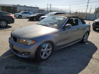 2012 BMW 1 Series 128i z VIN WBAUN1C5XCVR00151, wystawiony jako Copart lot #56040445 z przebiegiem 171 302 mil mil oraz Szkoda całkowita • Salvage title. Historia ofert i sprzedaży dostępna na DreamBid. Obrazek 1.