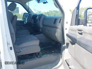 2021 Nissan NV Cargo SV z VIN 1N6BF0LY2MN803410, wystawiony jako IAAI lot #42083652 z przebiegiem 49 841 mil mil oraz . Historia ofert i sprzedaży dostępna na DreamBid. Obrazek 5.