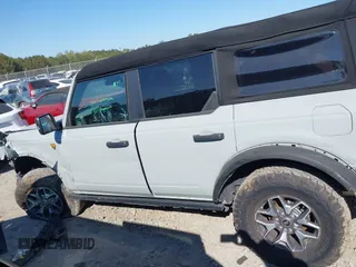 2023 Ford Bronco z VIN 1FMEE5DP7PLB81565, wystawiony jako IAAI lot #41891295 z przebiegiem 27 890 mil mil oraz . Historia ofert i sprzedaży dostępna na DreamBid. Obrazek 14.
