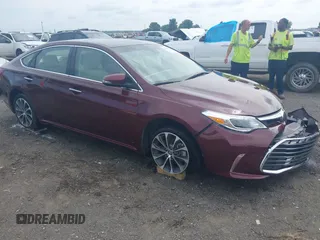 2018 Toyota Avalon XLE z VIN 4T1BK1EB9JU280364, wystawiony jako IAAI lot #42432226 z przebiegiem 46 787 mil mil oraz . Historia ofert i sprzedaży dostępna na DreamBid. Obrazek 1.
