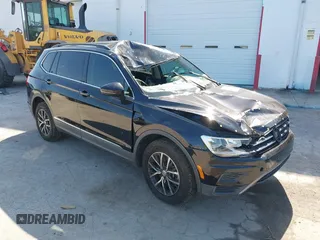 2020 Volkswagen Tiguan SE z VIN 3VV3B7AX7LM035567, wystawiony jako IAAI lot #42316223 z przebiegiem 64 730 mil mil oraz . Historia ofert i sprzedaży dostępna na DreamBid. Obrazek 1.