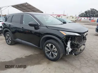 2023 Nissan Rogue SV z VIN 5N1BT3BA2PC893980, wystawiony jako IAAI lot #42357578 z przebiegiem 40 218 mil mil oraz . Historia ofert i sprzedaży dostępna na DreamBid. Obrazek 1.