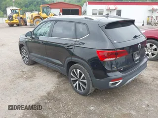 2023 Volkswagen Taos SE z VIN 3VVNX7B22PM330188, wystawiony jako IAAI lot #42219485 z przebiegiem 26 166 mil mil oraz . Historia ofert i sprzedaży dostępna na DreamBid. Obrazek 3.