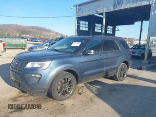 2019 Ford Explorer XLT z VIN 1FM5K8D8XKGA27209, wystawiony jako IAAI lot #41733324 z przebiegiem 166 015 mil mil oraz . Historia ofert i sprzedaży dostępna na DreamBid. Obrazek 2.