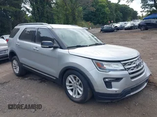 2018 Ford Explorer XLT z VIN 1FM5K8D83JGB94722, wystawiony jako IAAI lot #40411660 z przebiegiem 132 781 mil mil oraz . Historia ofert i sprzedaży dostępna na DreamBid. Obrazek 1.