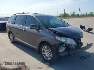 2013 Toyota Sienna XLE AAS z VIN 5TDYK3DC2DS356018, wystawiony jako IAAI lot #42007343 z przebiegiem 153 825 mil mil oraz . Historia ofert i sprzedaży dostępna na DreamBid. Obrazek 1.