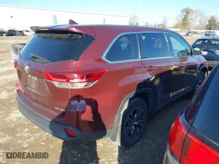 2018 Toyota Highlander LE with VIN 5TDBZRFH9JS841877, listed as a IAAI auction lot 40810265 with 95,718 mi miles. Bid and sale history available at carsss.com. Image 4.
