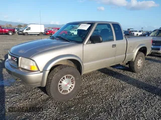 2001 GMC Sonoma with VIN 1GTCT19W918115779, listed as a IAAI auction lot 41648617 with 168,900 mi miles. Bid and sale history available at carsss.com. Image 2.