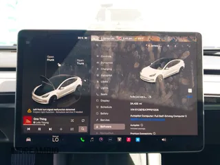 2023 Tesla Model 3 z VIN 5YJ3E1EA7PF611306, wystawiony jako IAAI lot #42826820 z przebiegiem 24 422 mil mil oraz . Historia ofert i sprzedaży dostępna na DreamBid. Obrazek 7.