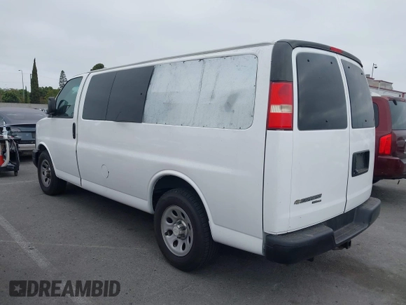 2014 Chevrolet Express Passenger LS z VIN 1GNSGBF43E1184305, wystawiony jako IAAI lot #42537616 z przebiegiem 35 596 mil mil oraz . Historia ofert i sprzedaży dostępna na DreamBid. Obrazek 3.