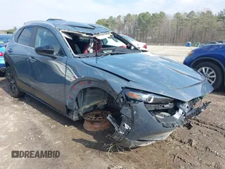 2023 Mazda CX-30 S Carbon Edition z VIN 3MVDMBCM8PM576070, wystawiony jako IAAI lot #41525395 z przebiegiem 19 006 mil mil oraz . Historia ofert i sprzedaży dostępna na DreamBid. Obrazek 1.