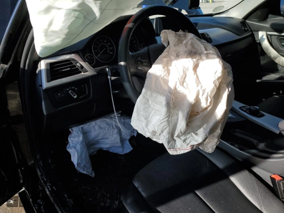 2018 BMW 3 Series 320i xDrive with VIN WBA8E5G57JNU46442, listed as a Copart auction lot 46619795 with Not Provided miles and Salvage Title. Bid and sale history available at carsss.com. Image 8.