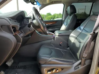 2016 Cadillac Escalade Luxury Collection z VIN 1GYS4BKJ6GR249014, wystawiony jako Copart lot #55329015 z przebiegiem 116 444 mil mil oraz Szkody całkowita. Historia ofert i sprzedaży dostępna na DreamBid. Obrazek 7.