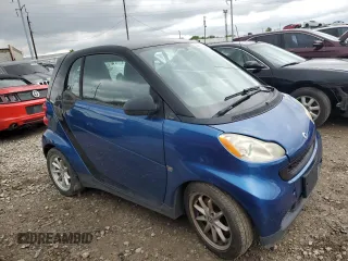 2009 Smart fortwo Pure z VIN WMEEJ31XX9K268413, wystawiony jako Copart lot #55853765 z przebiegiem 58 860 mil mil oraz Szkody całkowita. Historia ofert i sprzedaży dostępna na DreamBid. Obrazek 4.