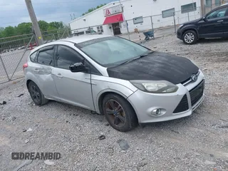 2012 Ford Focus SE z VIN 1FAHP3K28CL369762, wystawiony jako IAAI lot #42095476 z przebiegiem 150 584 mil mil oraz . Historia ofert i sprzedaży dostępna na DreamBid. Obrazek 1.