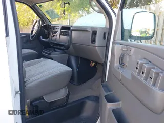 2006 Chevrolet Express Passenger with VIN 1GAHG39U961199535, listed as a IAAI auction lot 41718438 with 271,298 mi miles and . Bid and sale history available at DreamBid. Image 5.