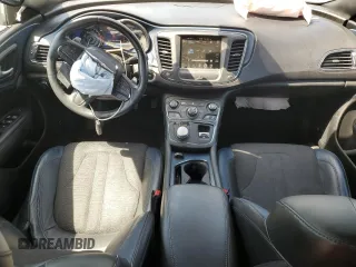 2015 Chrysler 200 S z VIN 1C3CCCBB7FN563423, wystawiony jako Copart lot #57264275 z przebiegiem 106 859 mil mil oraz Szkoda całkowita • Salvage title. Historia ofert i sprzedaży dostępna na DreamBid. Obrazek 8.