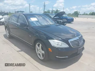 2012 Mercedes-Benz S 550 z VIN WDDNG7DB2CA430249, wystawiony jako IAAI lot #42393133 z przebiegiem 107 283 mil mil oraz . Historia ofert i sprzedaży dostępna na DreamBid. Obrazek 1.