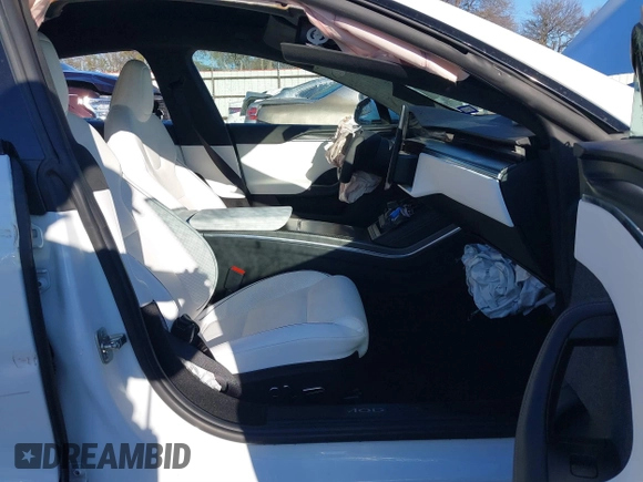 2022 Tesla Model S Plaid z VIN 5YJSA1E63NF483873, wystawiony jako IAAI lot #41204003 z przebiegiem 15 mil mil oraz . Historia ofert i sprzedaży dostępna na DreamBid. Obrazek 5.