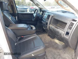 2019 Ram 1500 Tradesman z VIN 1C6RR7FG6KS626077, wystawiony jako IAAI lot #41686501 z przebiegiem 86 338 mil mil oraz . Historia ofert i sprzedaży dostępna na DreamBid. Obrazek 5.