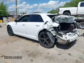 2014 Chrysler 300 S z VIN 2C3CCAGG4EH297391, wystawiony jako IAAI lot #42207431 z przebiegiem 106 571 mil mil oraz . Historia ofert i sprzedaży dostępna na DreamBid. Obrazek 3.