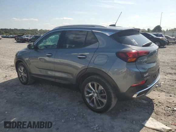 2021 Buick Encore GX Essence z VIN KL4MMFSL8MB077428, wystawiony jako Copart lot #71731754 z przebiegiem 51 432 mil mil oraz Szkoda całkowita • Salvage title. Historia ofert i sprzedaży dostępna na DreamBid. Obrazek 2.