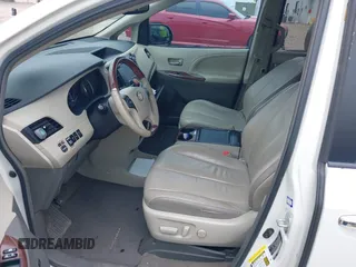 2012 Toyota Sienna XLE AAS z VIN 5TDYK3DC3CS186962, wystawiony jako IAAI lot #42325047 z przebiegiem Nie podano mil oraz . Historia ofert i sprzedaży dostępna na DreamBid. Obrazek 17.