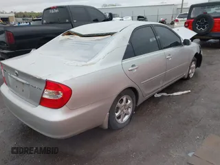 2002 Toyota Camry LE z VIN 4T1BE32K92U102107, wystawiony jako IAAI lot #41956837 z przebiegiem 239 106 mil mil oraz . Historia ofert i sprzedaży dostępna na DreamBid. Obrazek 4.