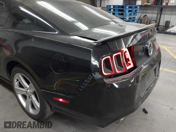 2014 Ford Mustang GT z VIN 1ZVBP8CFXE5257404, wystawiony jako IAAI lot #42731944 z przebiegiem 308 695 mil mil oraz . Historia ofert i sprzedaży dostępna na DreamBid. Obrazek 6.