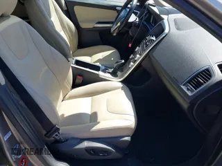 2016 Volvo XC60 T6 Drive-E Platinum z VIN YV449MDMXG2867316, wystawiony jako IAAI lot #41954778 z przebiegiem 97 586 mil mil oraz . Historia ofert i sprzedaży dostępna na DreamBid. Obrazek 5.