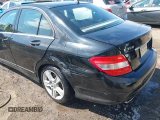 2011 Mercedes-Benz C 300 Sport z VIN WDDGF8BB3BR180976, wystawiony jako IAAI lot #41888785 z przebiegiem 47 532 mil mil oraz . Historia ofert i sprzedaży dostępna na DreamBid. Obrazek 6.