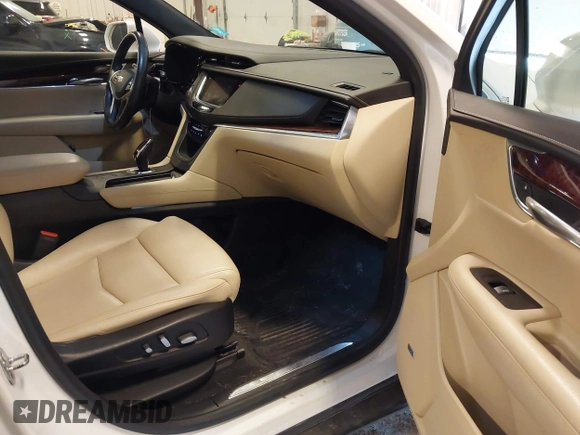 2019 Cadillac XT5 Luxury AWD z VIN 1GYKNDRS3KZ149162, wystawiony jako IAAI lot #42050088 z przebiegiem 109 364 mil mil oraz . Historia ofert i sprzedaży dostępna na DreamBid. Obrazek 5.