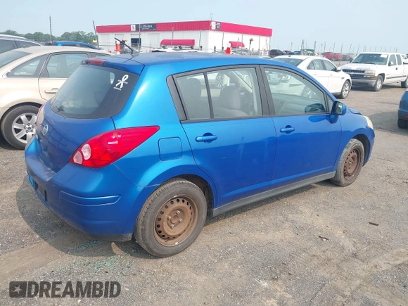 2007 Nissan Versa S z VIN 3N1BC13E87L367967, wystawiony jako IAAI lot #42412791 z przebiegiem 239 800 mil mil oraz . Historia ofert i sprzedaży dostępna na DreamBid. Obrazek 4.